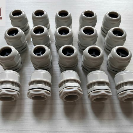 Ốc siết cáp nhựa màu xám M32x1.5 ra 3 lỗ dây